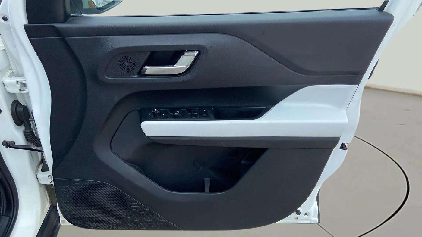 2022 Tata PUNCH CREATIVE  iRA PACK MT, Petrol, Manual, 46,125 km, Driver Side Door Panels Control