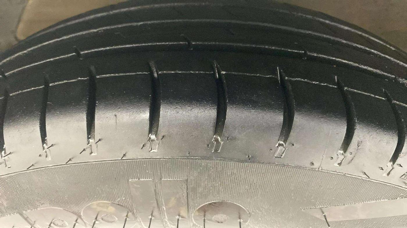 2018 Maruti Dzire VDI, Diesel, Manual, 77,761 km, Left Front Tyre Tread