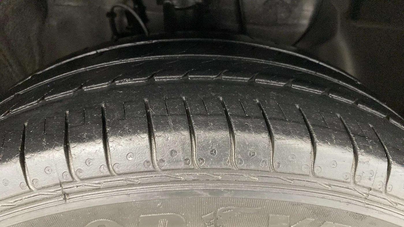2019 Hyundai Elite i20 MAGNA PLUS 1.2, Petrol, Manual, 28,487 km, Right Front Tyre Tread