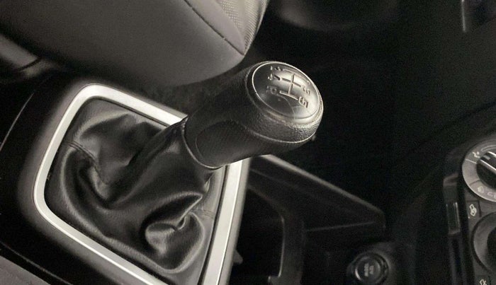 2019 Maruti Swift LXI, Petrol, Manual, 14,075 km, Gear lever - Knob has minor damage