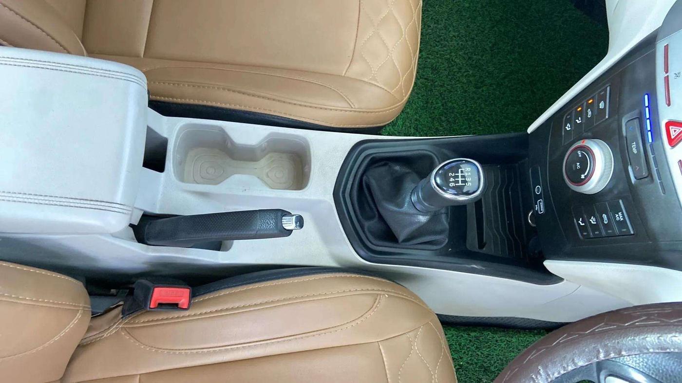 2021 Mahindra XUV300 W6 1.5 Diesel, Diesel, Manual, 69,877 km, Gear Lever
