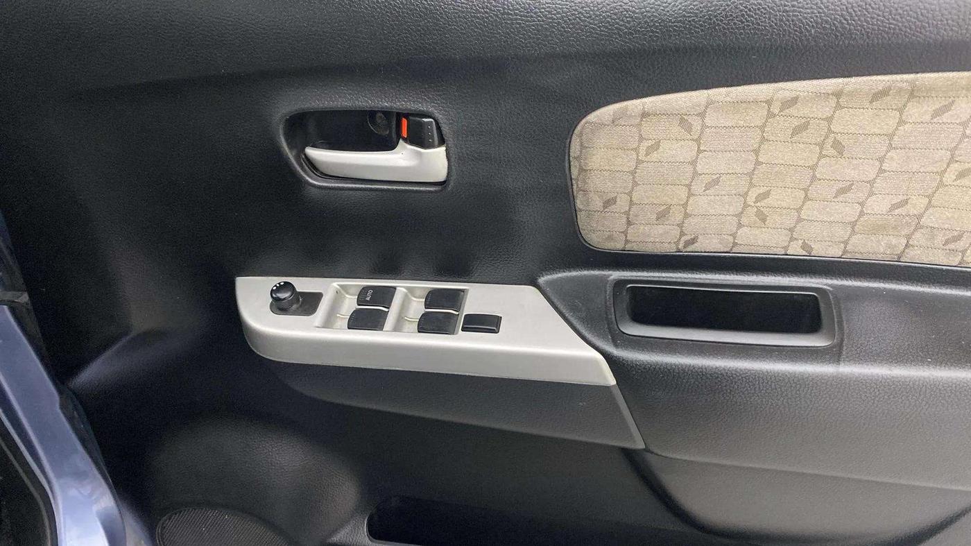 2013 Maruti Wagon R 1.0 VXI, Petrol, Manual, 69,704 km, Driver Side Door Panels Control