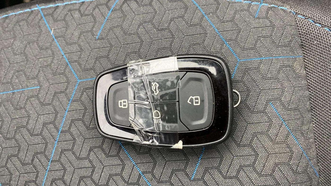 2024 Tata PUNCH Creative Dual Tone AMT Sunroof , Petrol, Automatic, 7,013 km, Key Close Up