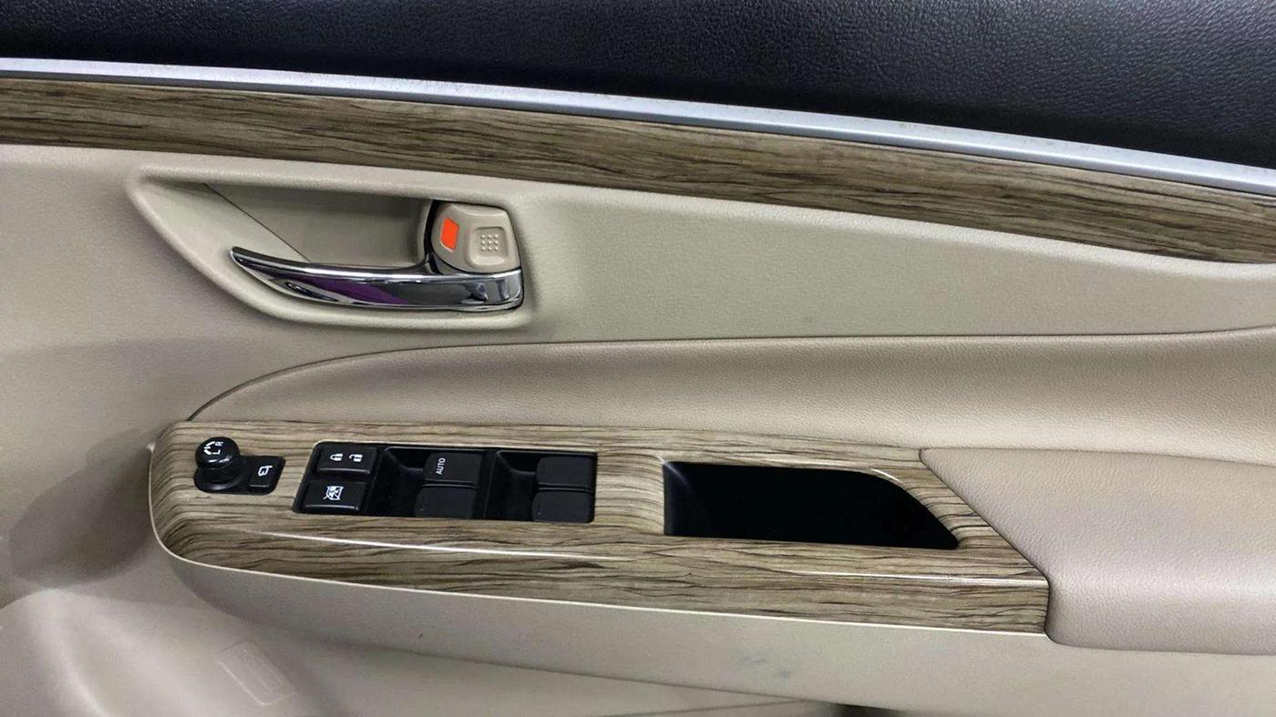2021 Maruti Ciaz ALPHA  AT 1.5 SHVS PETROL, Petrol, Automatic, 53,972 km, Driver Side Door Panels Control