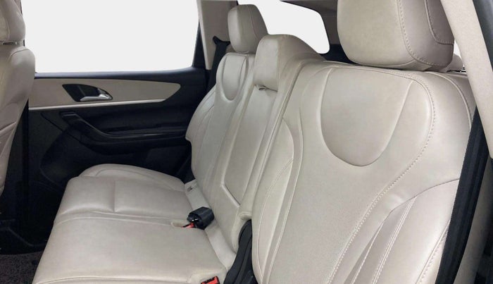 2022 Mahindra XUV700 AX 7 LUXURY D AT 7 STR, Diesel, Automatic, 56,278 km, Right Side Rear Door Cabin