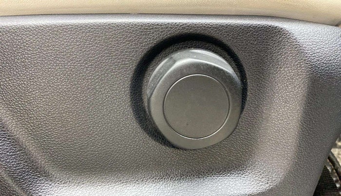 2022 Mahindra XUV700 AX 7 LUXURY D AT 7 STR, Diesel, Automatic, 56,278 km, Driver Side Adjustment Panel