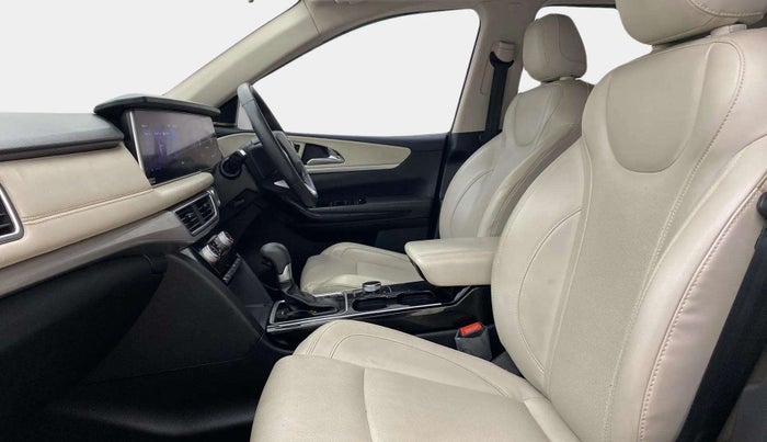 2022 Mahindra XUV700 AX 7 LUXURY D AT 7 STR, Diesel, Automatic, 56,278 km, Right Side Front Door Cabin