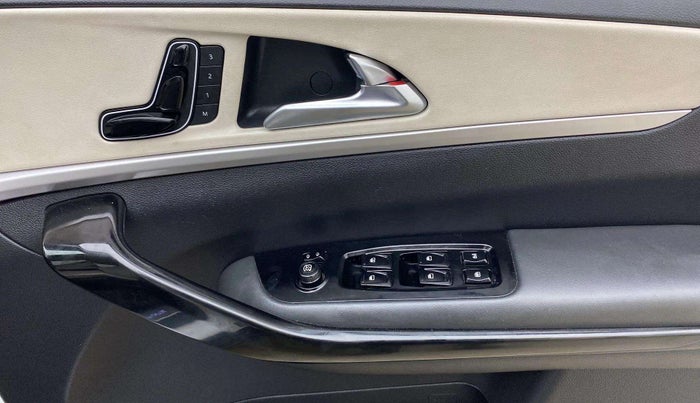 2022 Mahindra XUV700 AX 7 LUXURY D AT 7 STR, Diesel, Automatic, 56,278 km, Driver Side Door Panels Control