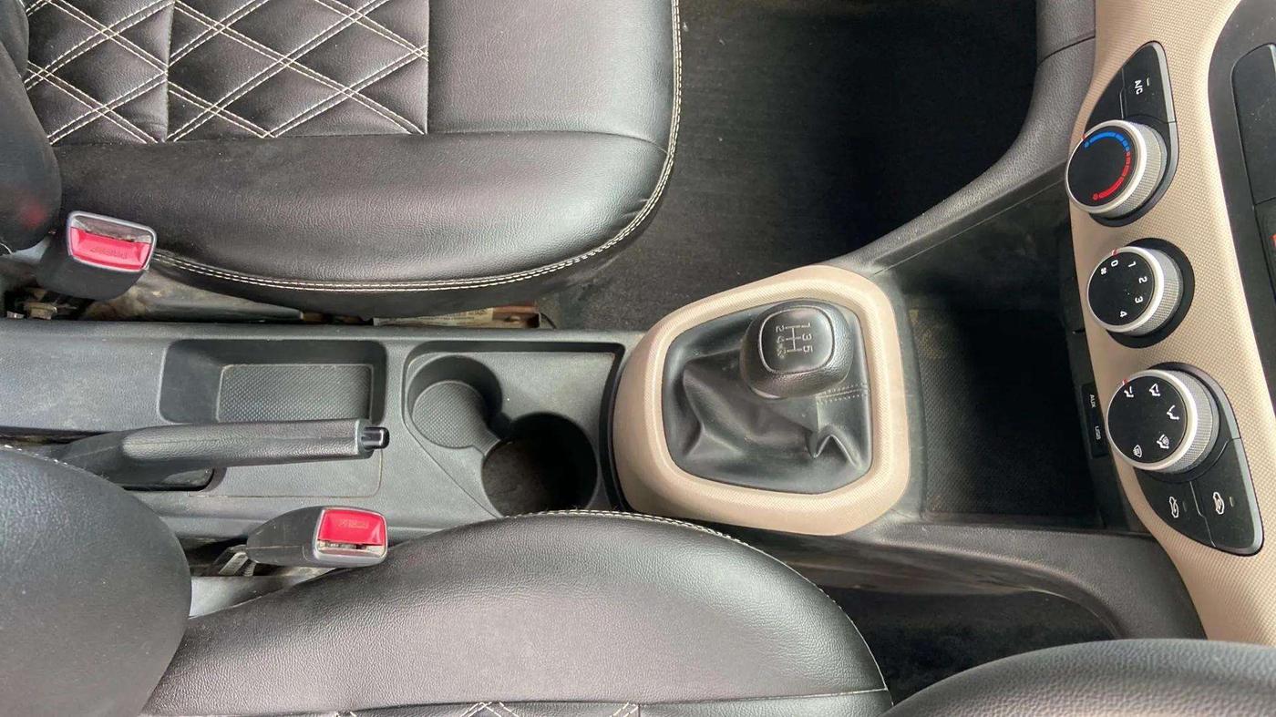 2018 Hyundai Xcent E+, Petrol, Manual, 31,485 km, Gear Lever