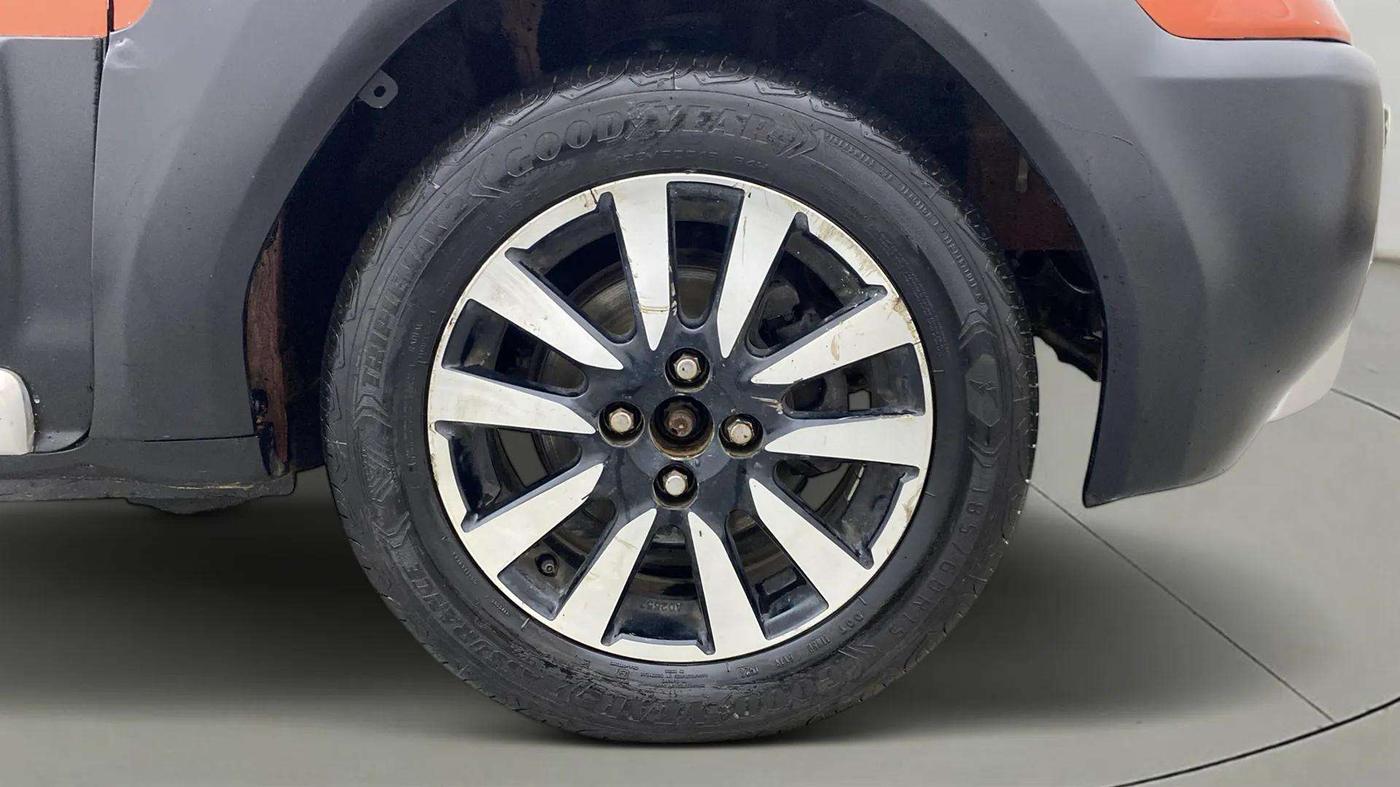 2014 Toyota Etios CROSS 1.4 GD, Diesel, Manual, 1,22,404 km, Right Front Wheel