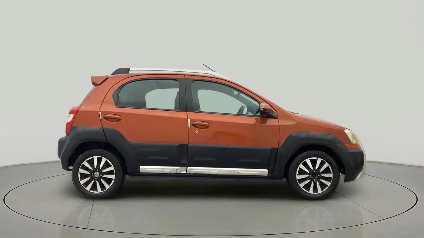 2014 Toyota Etios CROSS 1.4 GD, Diesel, Manual, 1,22,404 km, Right Side View