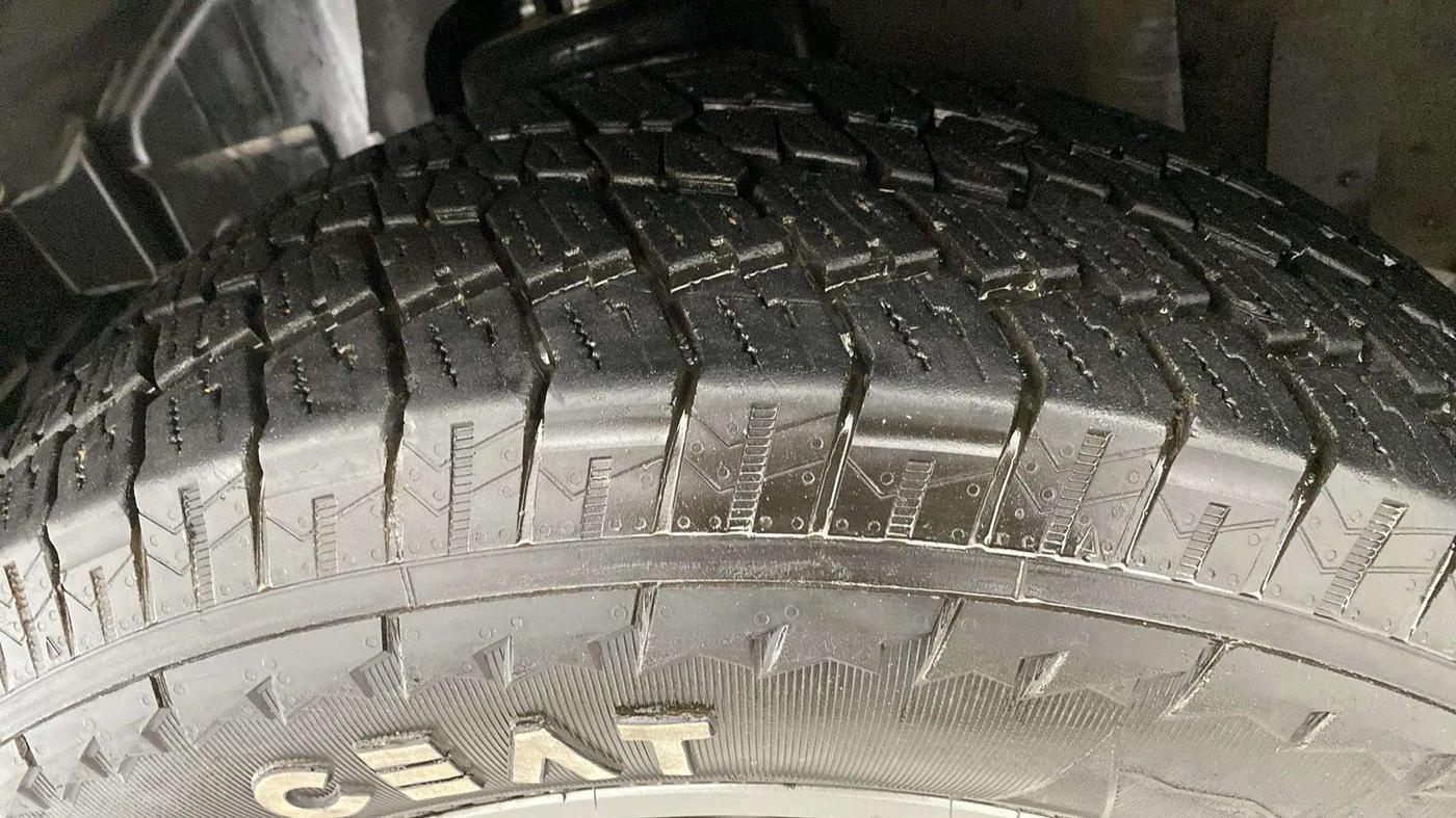 2023 Mahindra Thar LX P 2WD AT HT, Petrol, Automatic, 22,131 km, Left Front Tyre Tread