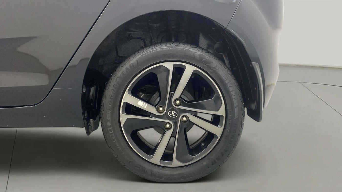 2022 Tata ALTROZ XZ PLUS PETROL DARK EDITION, Petrol, Manual, 21,808 km, Left Front Wheel