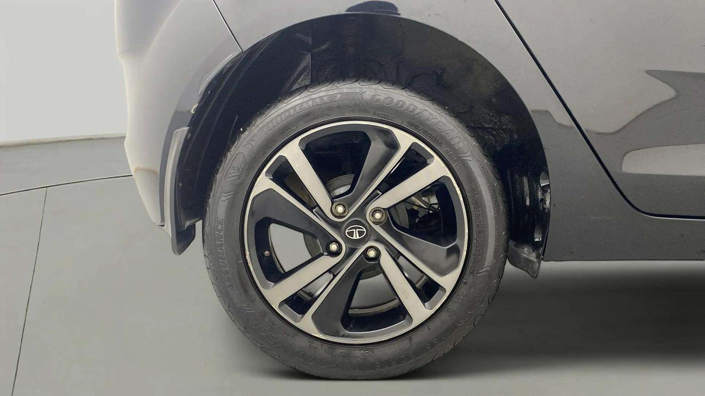 2022 Tata ALTROZ XZ PLUS PETROL DARK EDITION, Petrol, Manual, 21,808 km, Right Rear Wheel