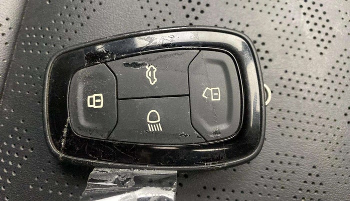 2022 Tata ALTROZ XZ PLUS PETROL DARK EDITION, Petrol, Manual, 21,808 km, Key Close Up