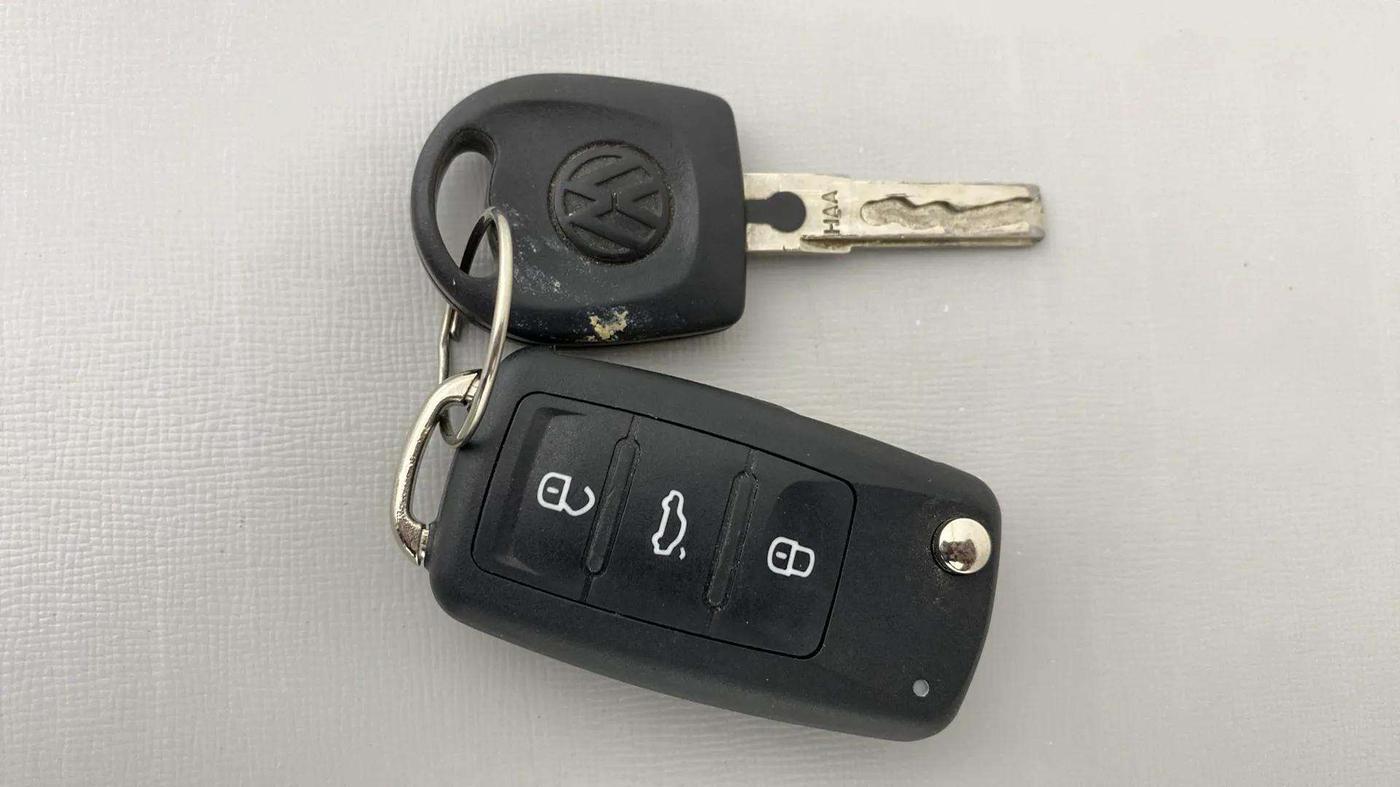 2016 Volkswagen Ameo COMFORTLINE 1.2L, Petrol, Manual, 36,832 km, Key Close Up