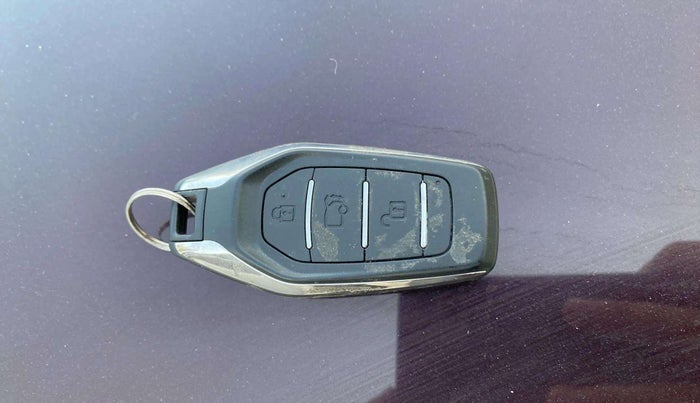 2019 Mahindra XUV500 W11(O), Diesel, Manual, 21,156 km, Key Close Up