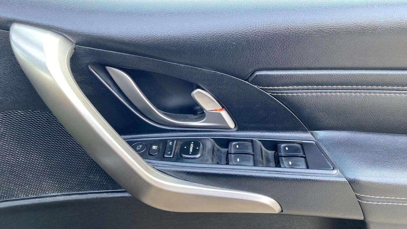 2019 Mahindra XUV500 W11(O), Diesel, Manual, 21,156 km, Driver Side Door Panels Control