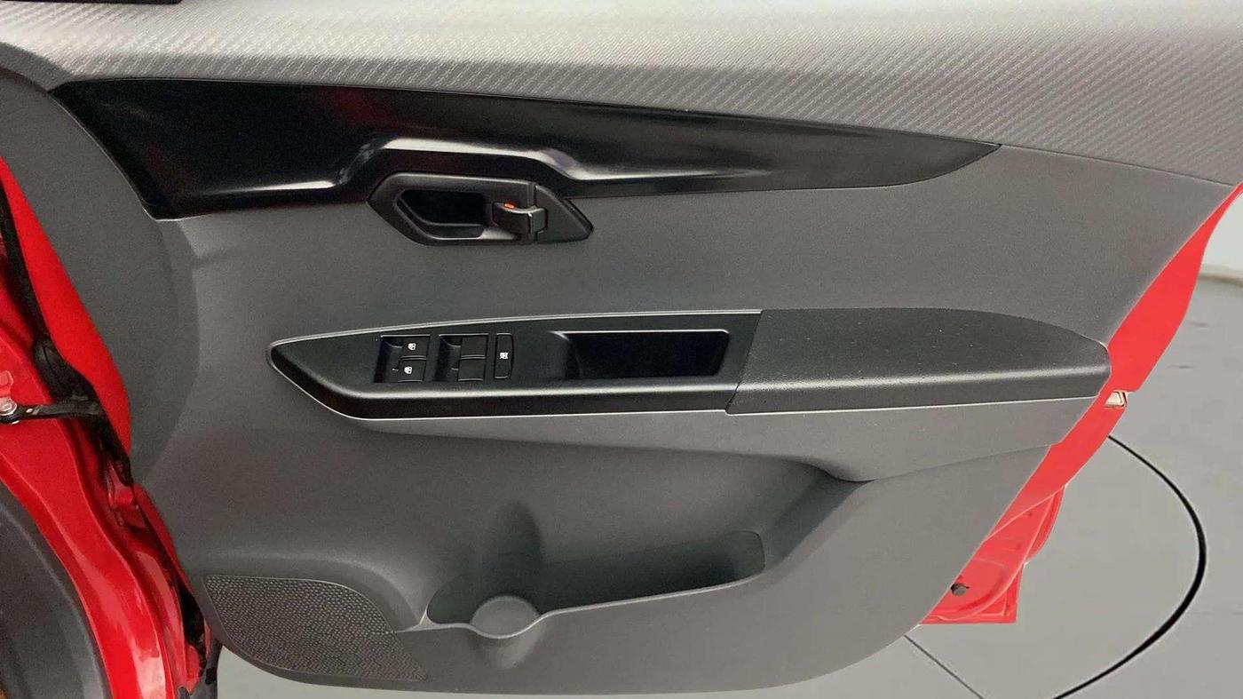 2018 Mahindra KUV 100 NXT K4+ P 6 STR, Petrol, Manual, 30,011 km, Driver Side Door Panels Control