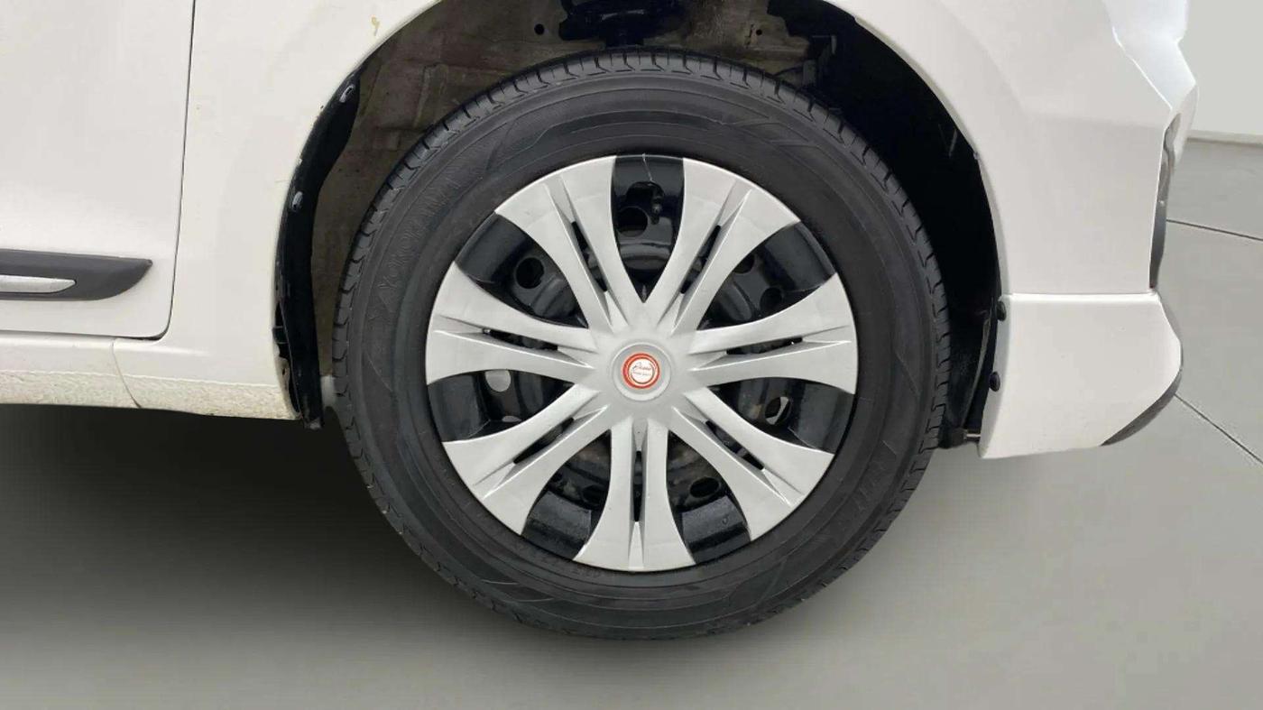 2017 Maruti Ertiga VXI, Petrol, Manual, 80,641 km, Right Front Wheel