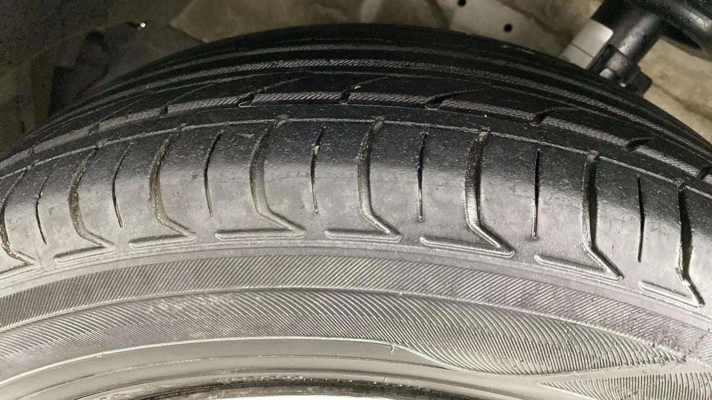 2017 Maruti Ertiga VXI, Petrol, Manual, 80,641 km, Left Front Tyre Tread