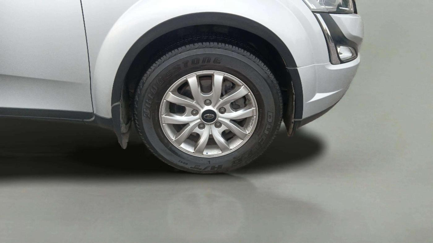2020 Mahindra XUV500 W9, Diesel, Manual, 31,507 km, Right Front Wheel
