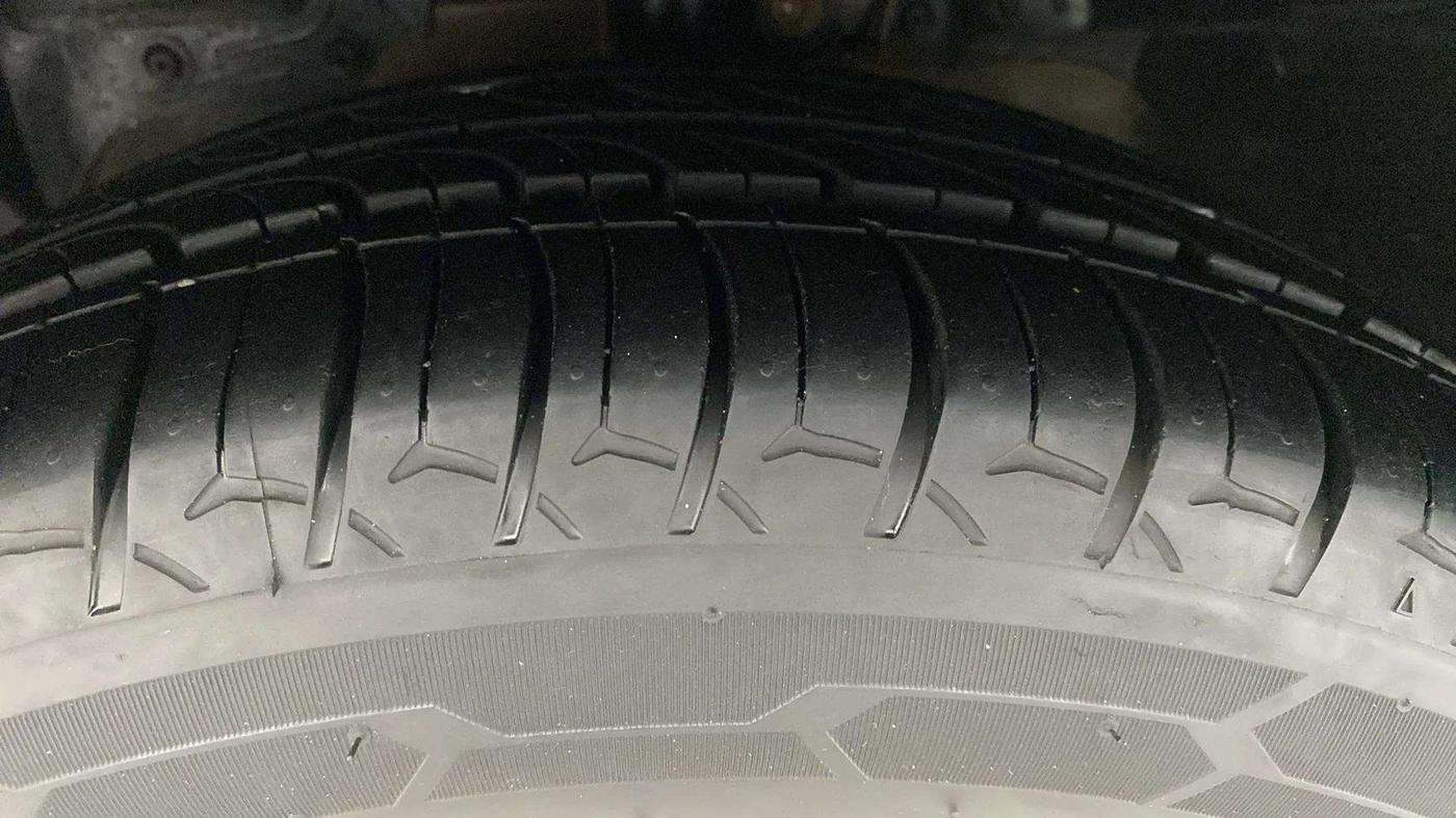 2018 Ford FREESTYLE TITANIUM 1.2 PETROL, Petrol, Manual, 26,908 km, Left Front Tyre Tread
