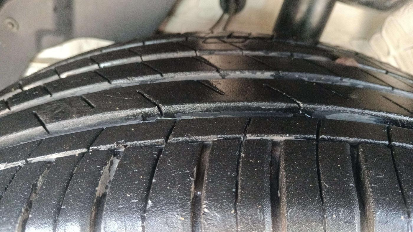 2022 MG HECTOR PLUS SHARP 1.5 PETROL TURBO CVT 6-STR, Petrol, Automatic, 4,733 km, Left Front Tyre Tread