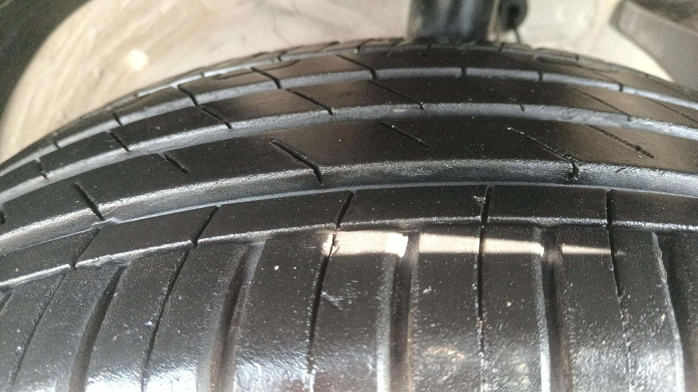 2022 MG HECTOR PLUS SHARP 1.5 PETROL TURBO CVT 6-STR, Petrol, Automatic, 4,733 km, Right Front Tyre Tread