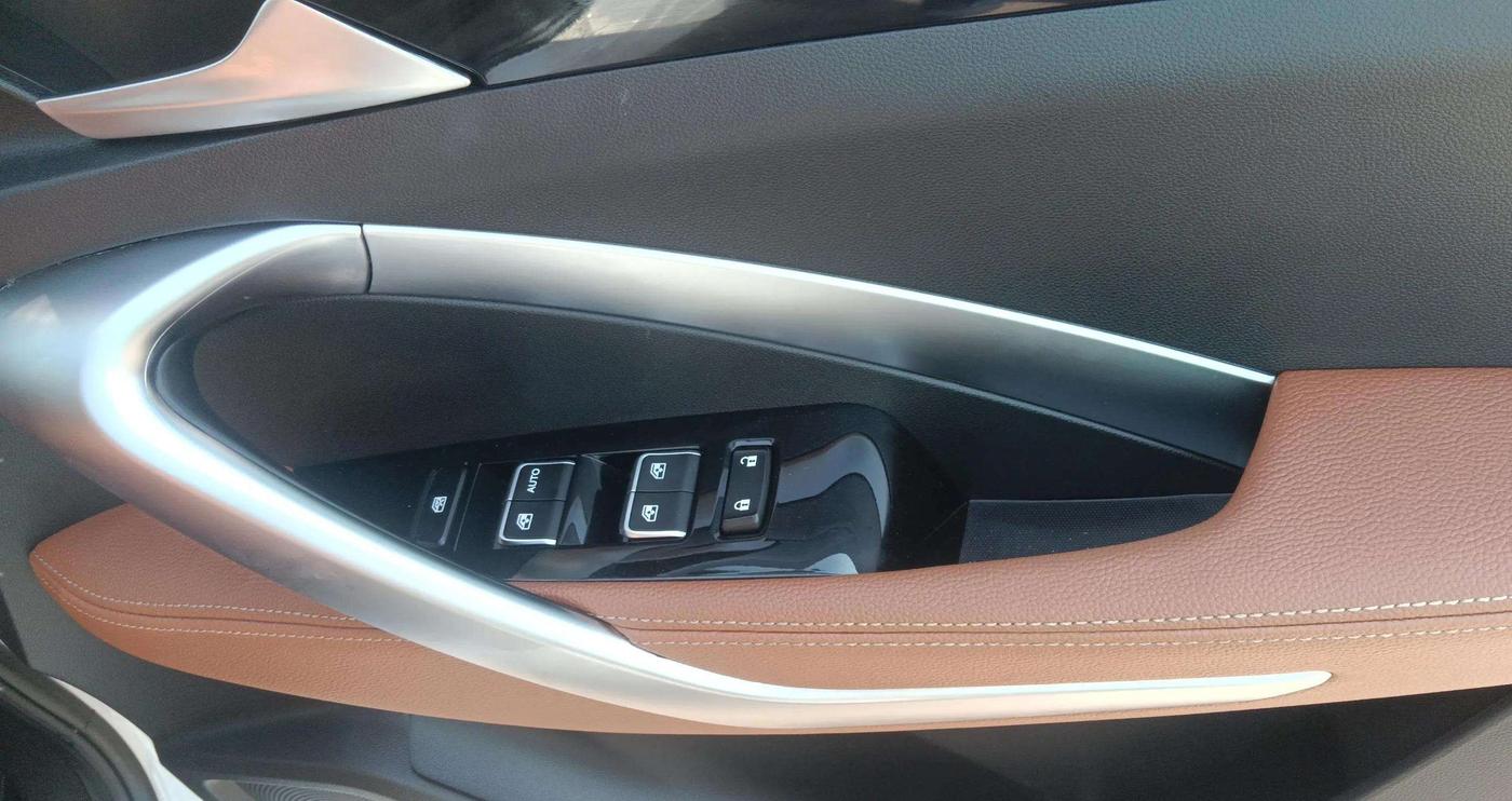 2022 MG HECTOR PLUS SHARP 1.5 PETROL TURBO CVT 6-STR, Petrol, Automatic, 4,733 km, Driver Side Door Panels Control