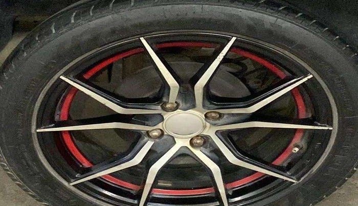 2017 Maruti Ciaz VXI+, Petrol, Manual, 60,145 km, Left front tyre - Tyre wear