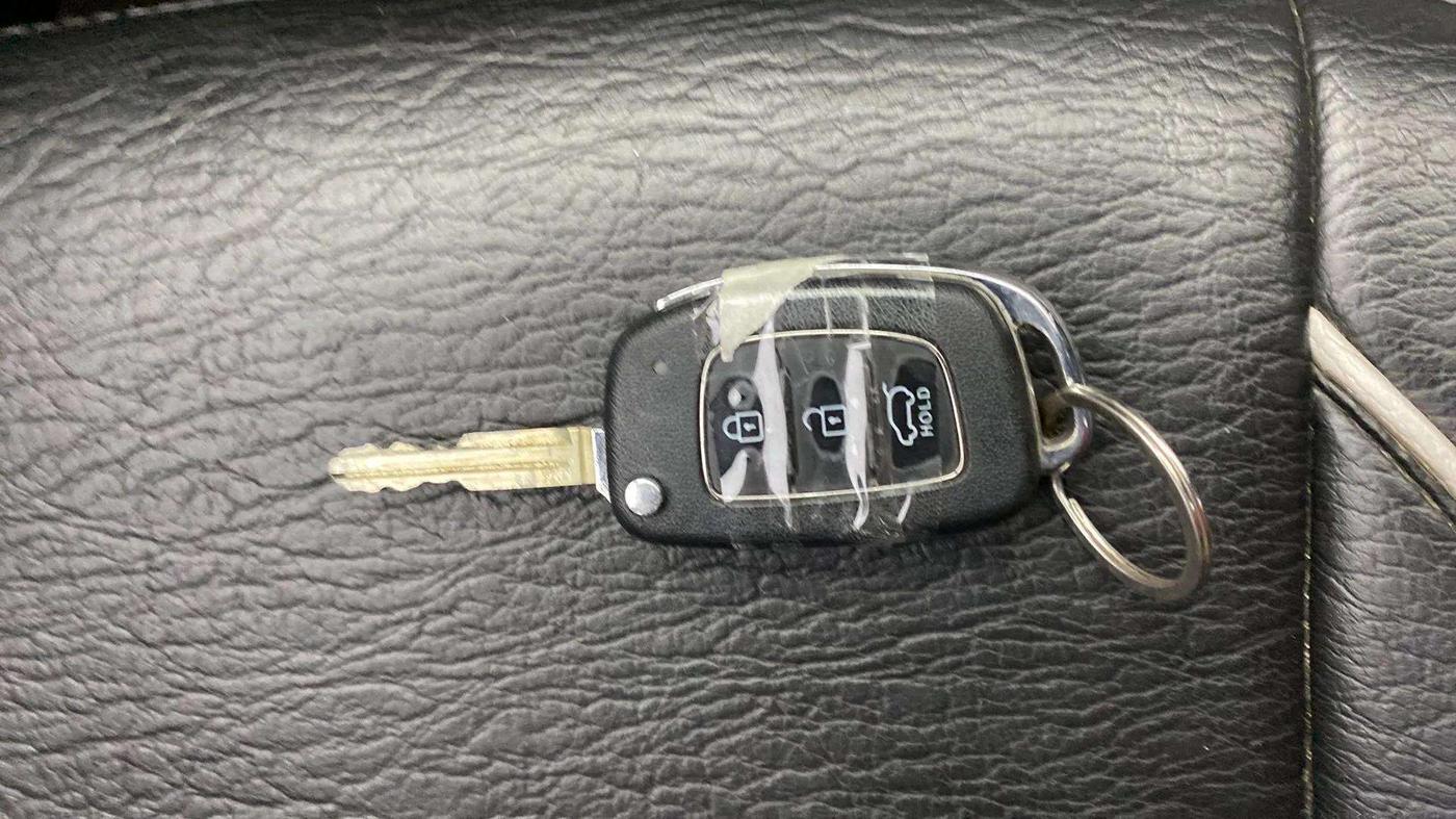 2022 Hyundai VENUE S(O) 1.2, Petrol, Manual, 27,415 km, Key Close Up