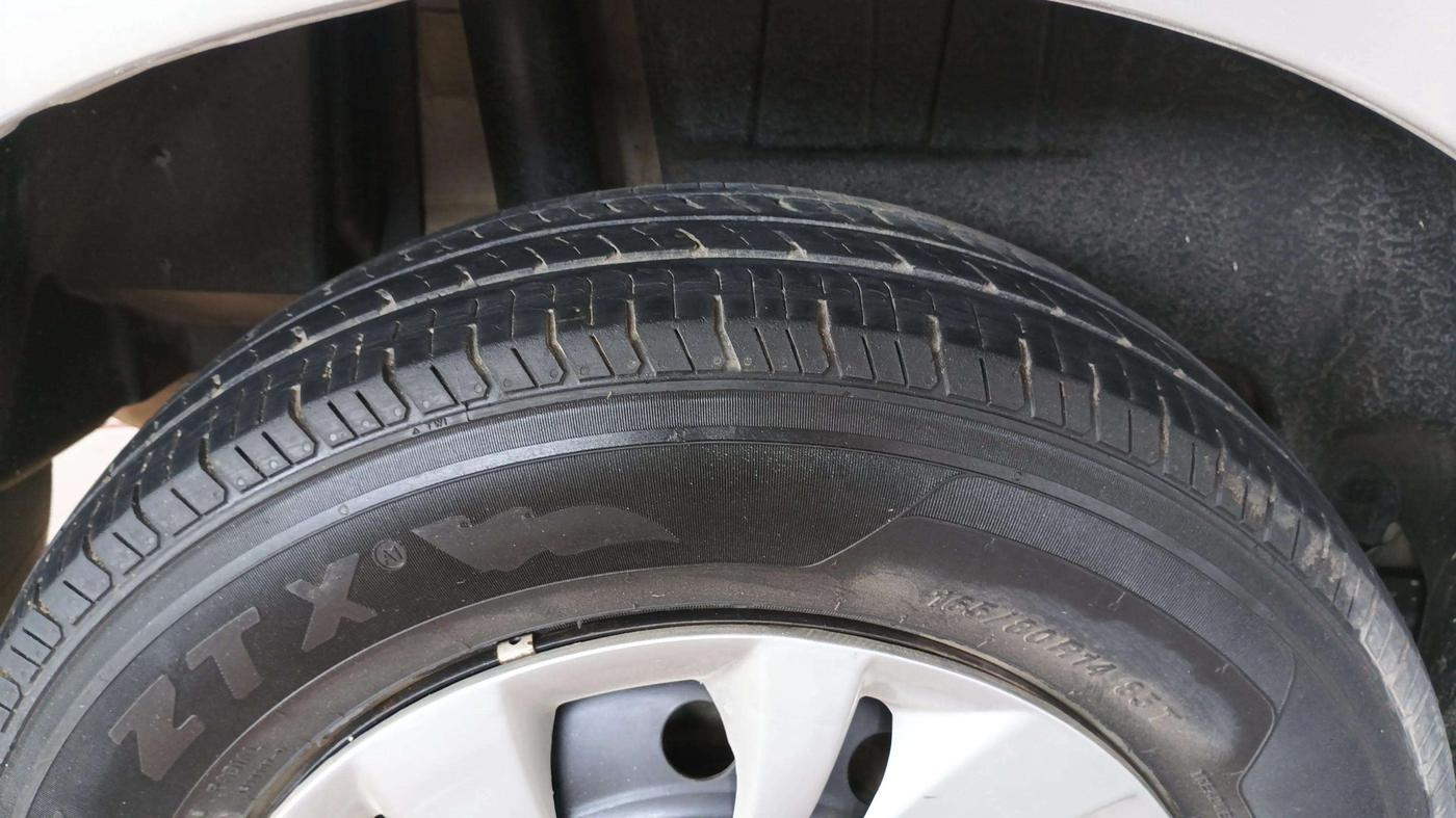 2017 Maruti Dzire VDI, Diesel, Manual, 1,02,066 km, Right Rear Tyre Tread