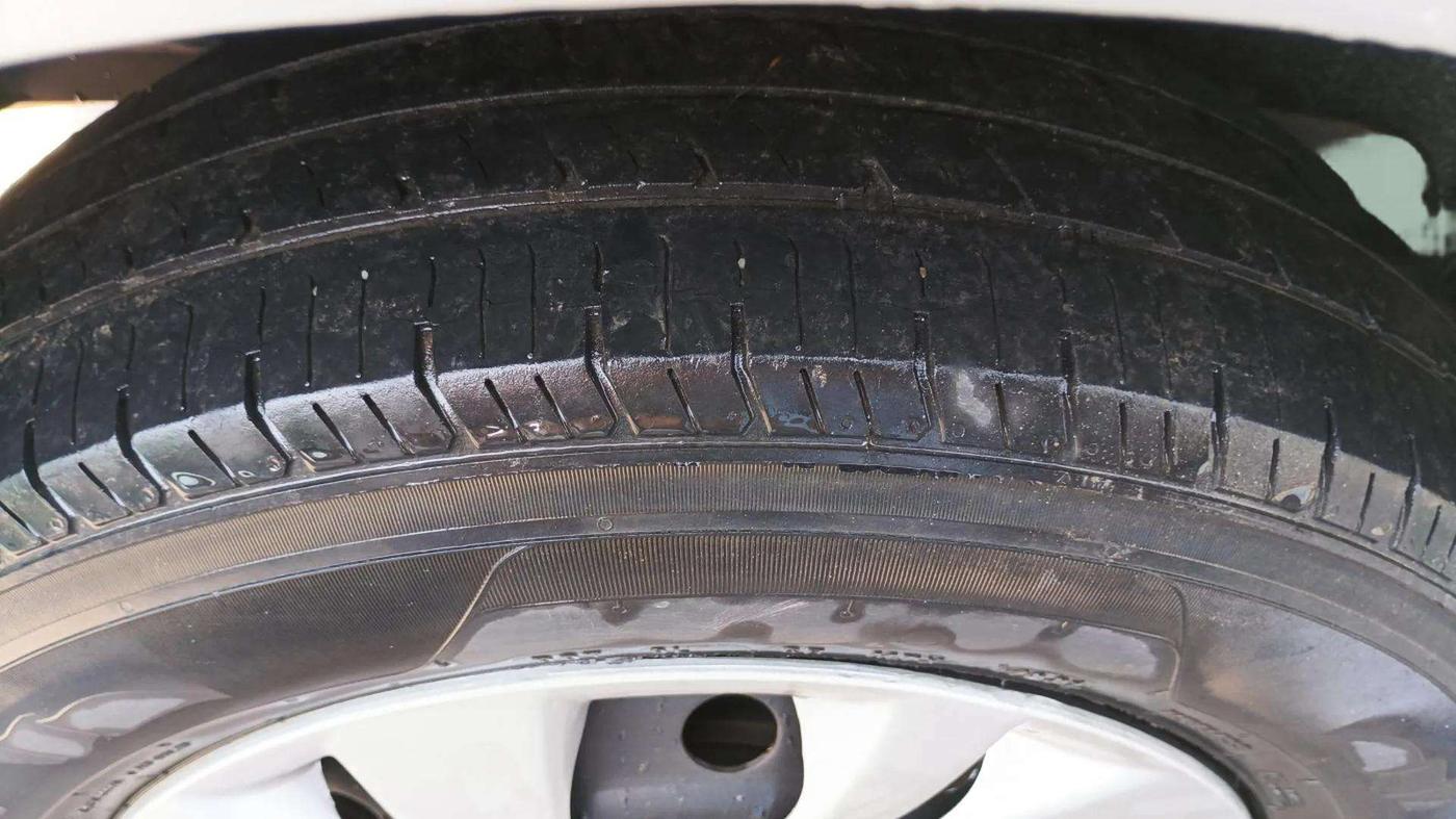 2017 Maruti Dzire VDI, Diesel, Manual, 1,02,066 km, Left Rear Tyre Tread