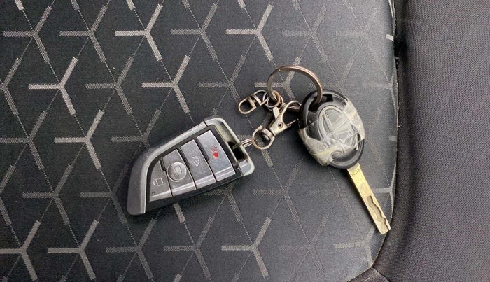 2022 Tata NEXON XE PETROL, Petrol, Manual, 23,785 km, Key Close Up