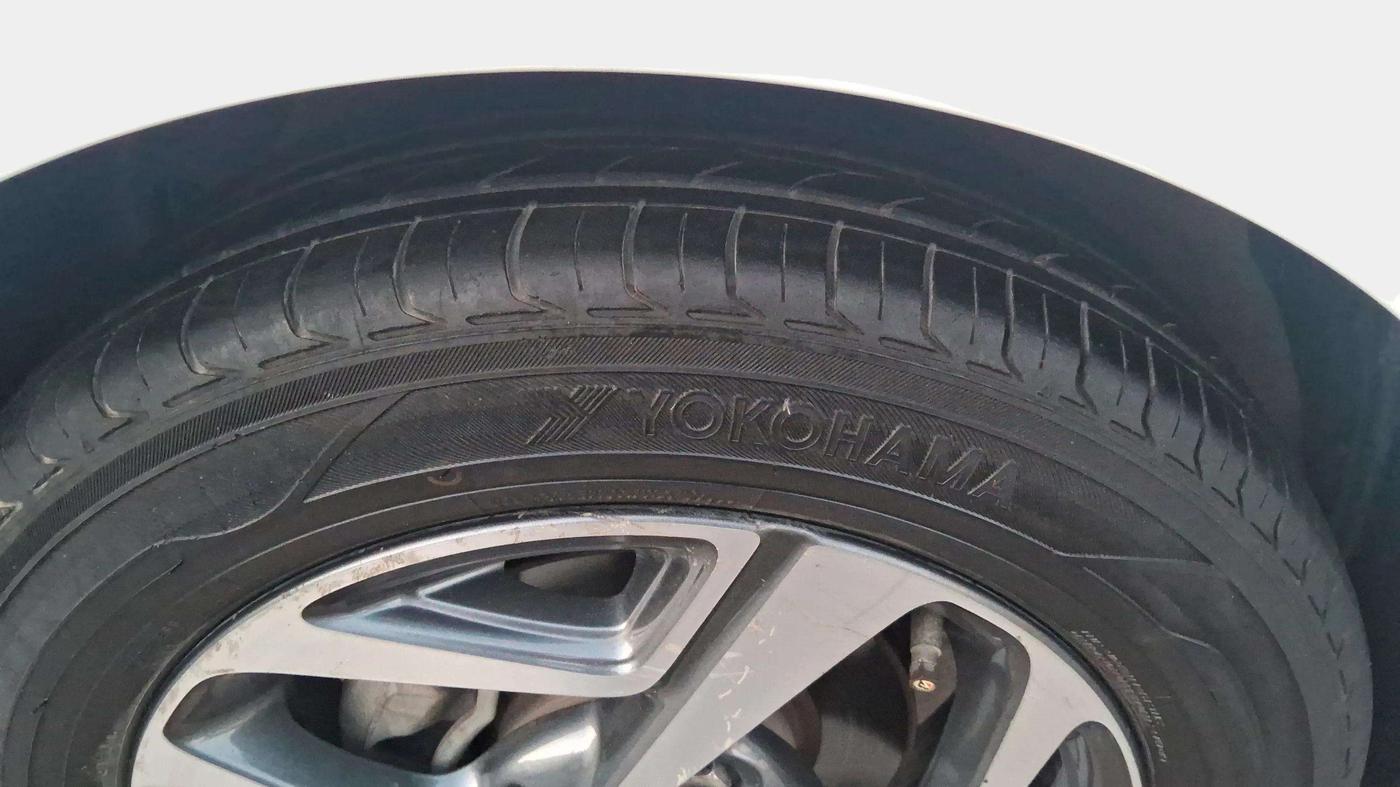2020 Hyundai AURA SX 1.2, CNG, Manual, 86,199 km, Left Front Tyre Tread