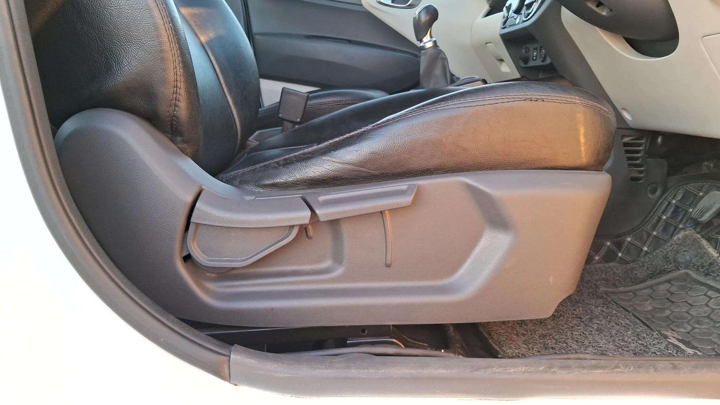 2020 Hyundai AURA SX 1.2, CNG, Manual, 86,199 km, Driver Side Adjustment Panel