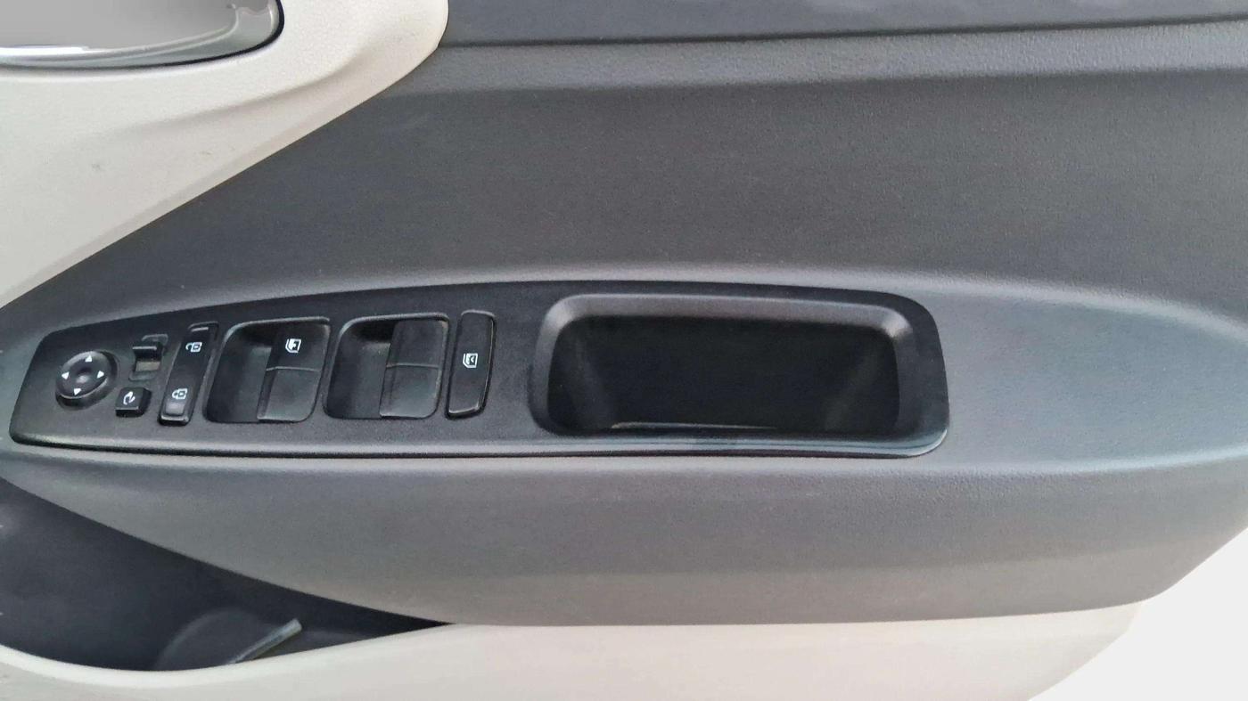 2020 Hyundai AURA SX 1.2, CNG, Manual, 86,199 km, Driver Side Door Panels Control