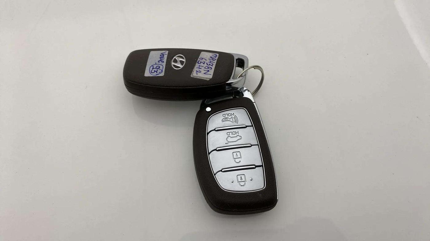 2019 Hyundai VENUE SX 1.0 (O) TURBO, Petrol, Manual, 37,145 km, Key Close Up