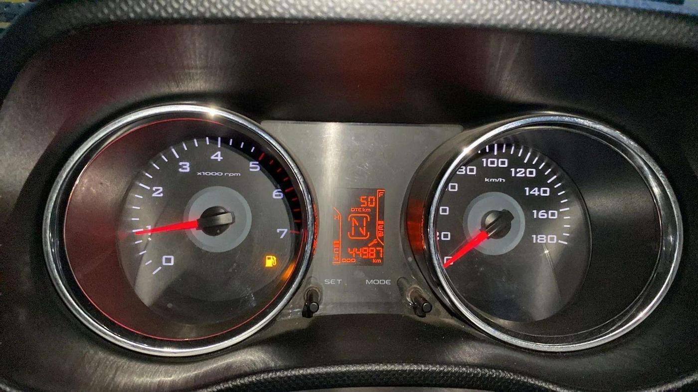 2016 Mahindra TUV300 T8, Diesel, Manual, 45,428 km, Odometer Image