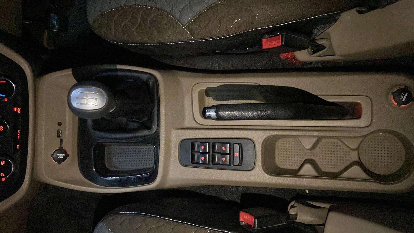 2016 Mahindra TUV300 T8, Diesel, Manual, 45,428 km, Gear Lever