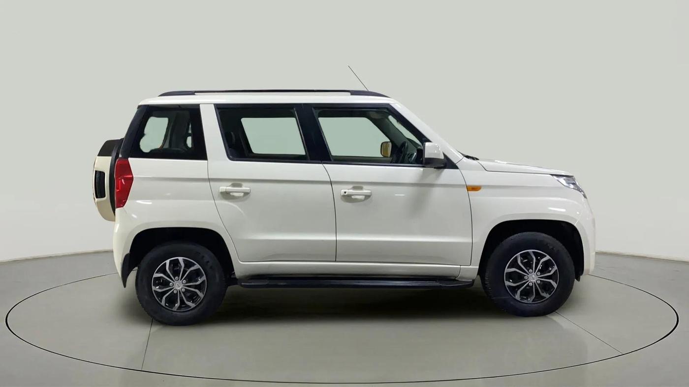 2016 Mahindra TUV300 T8, Diesel, Manual, 45,428 km, Right Side View