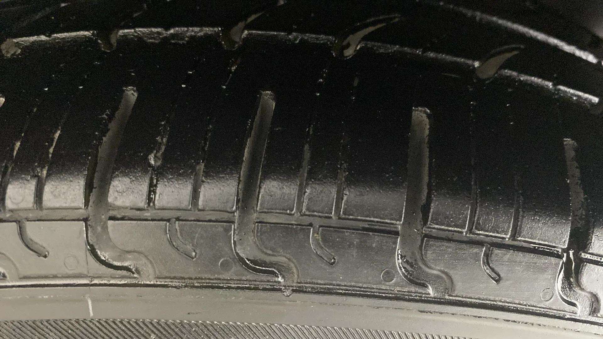 LHS-Rear-Tyre-Tread-21