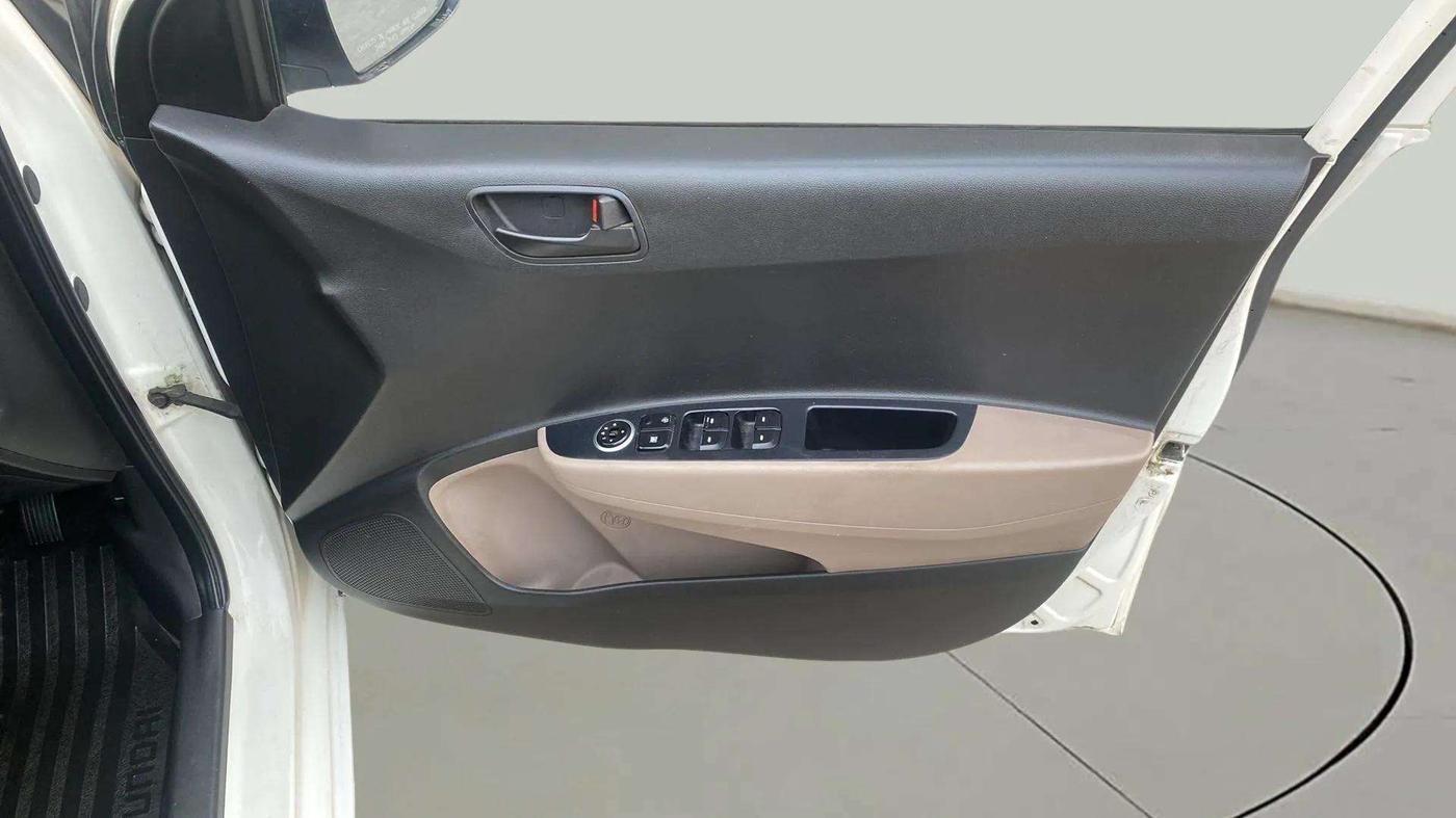 2015 Hyundai Grand i10 MAGNA 1.2 KAPPA VTVT, Petrol, Manual, 34,416 km, Driver Side Door Panels Control