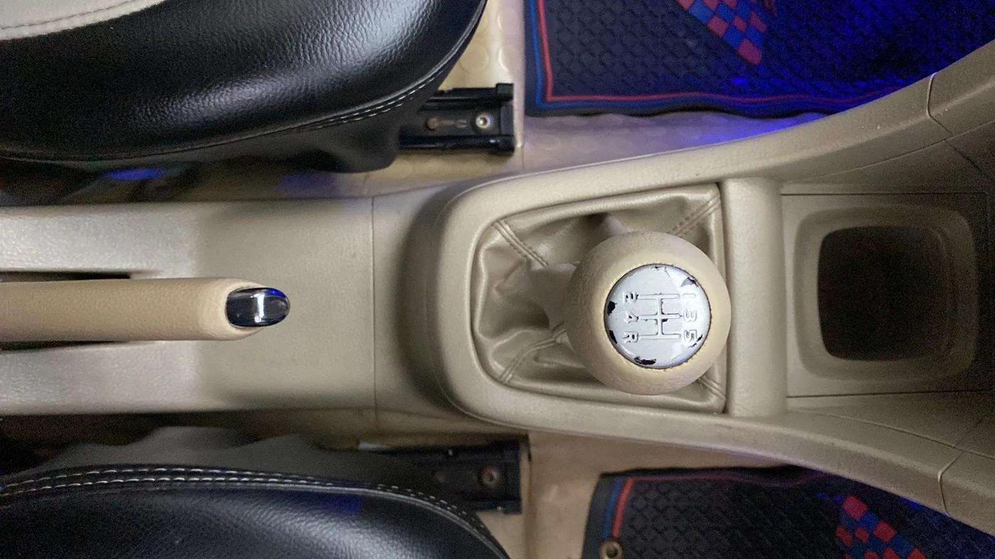 2015 Maruti Swift Dzire ZXI, Petrol, Manual, 68,451 km, Gear Lever