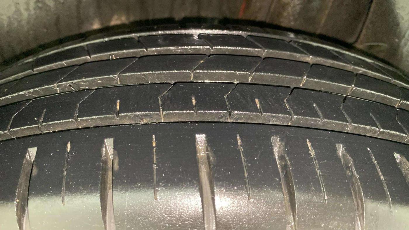 2023 Maruti Swift ZXI PLUS AMT DUAL TONE, Petrol, Automatic, 15,065 km, Left Rear Tyre Tread