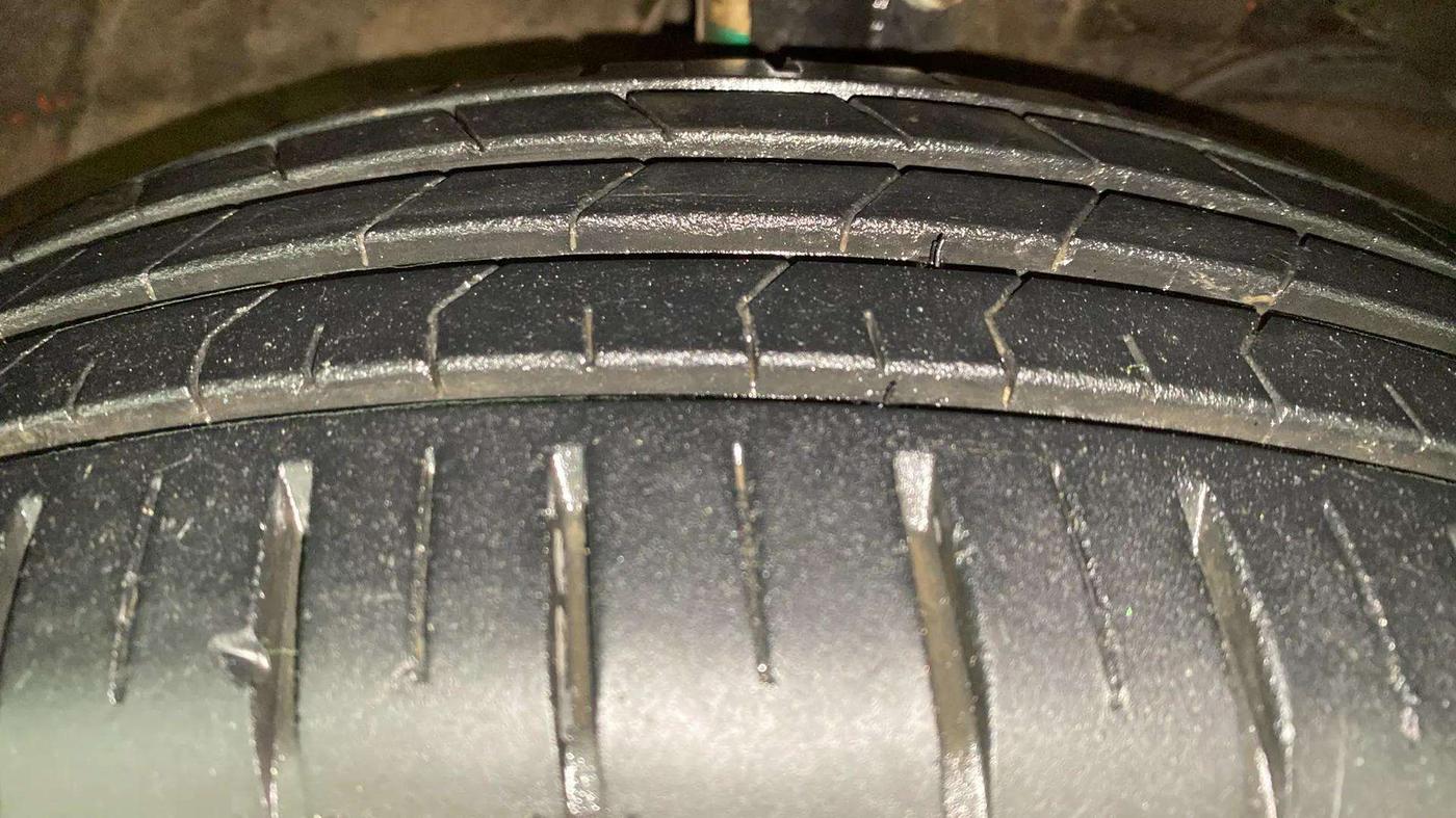 2023 Maruti Swift ZXI PLUS AMT DUAL TONE, Petrol, Automatic, 15,065 km, Right Front Tyre Tread