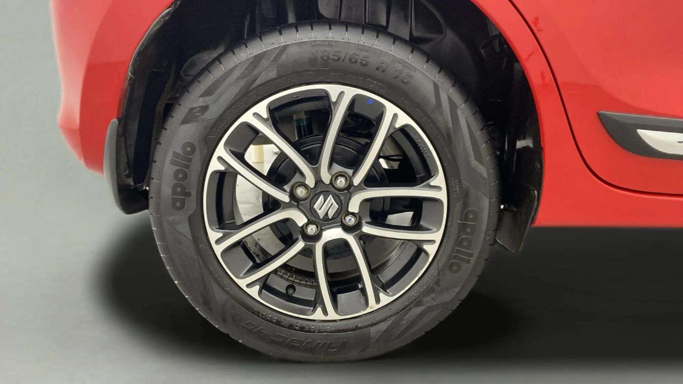 2023 Maruti Swift ZXI PLUS AMT DUAL TONE, Petrol, Automatic, 15,065 km, Right Rear Wheel
