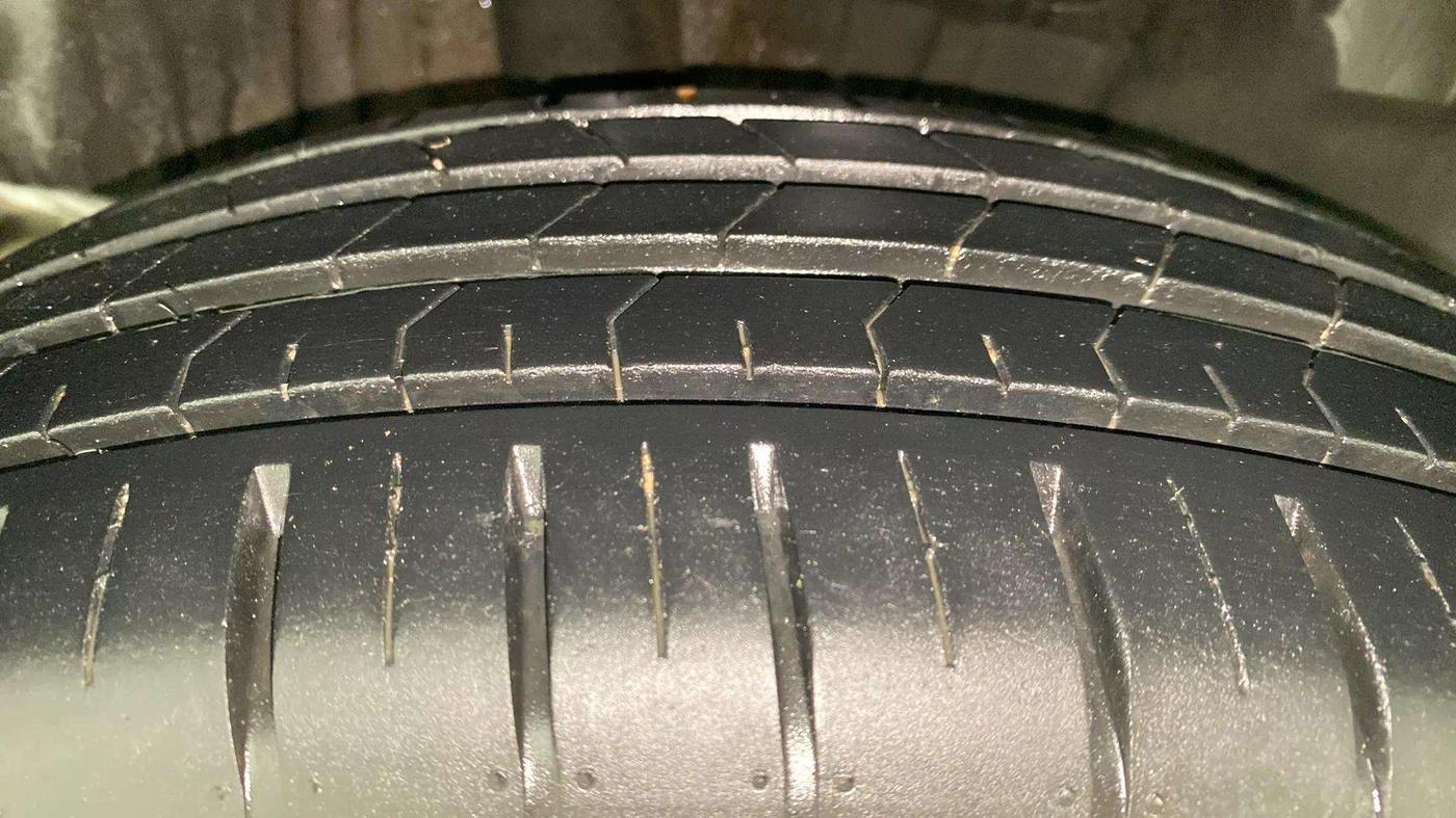 2023 Maruti Swift ZXI PLUS AMT DUAL TONE, Petrol, Automatic, 15,065 km, Right Rear Tyre Tread