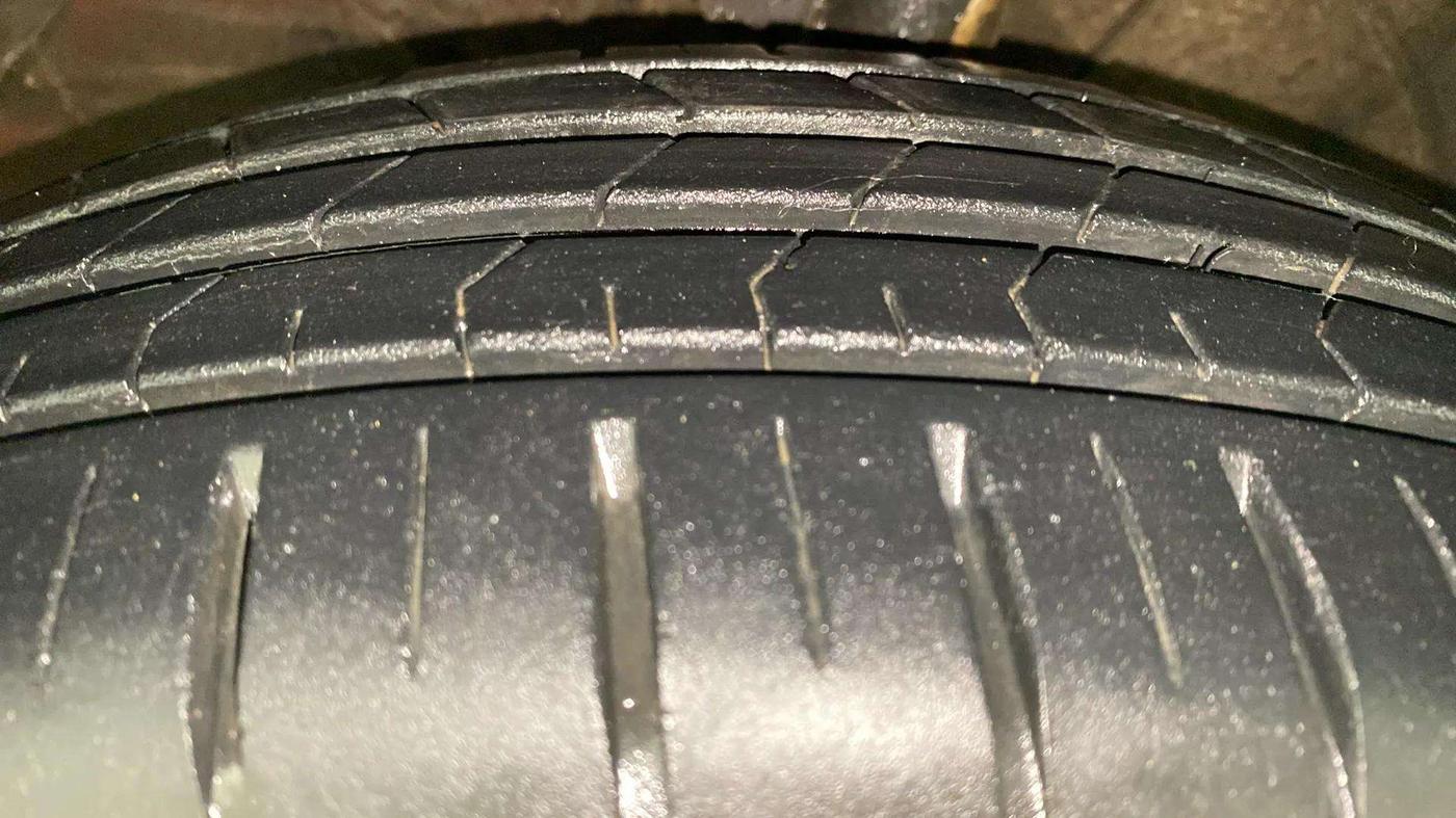 2023 Maruti Swift ZXI PLUS AMT DUAL TONE, Petrol, Automatic, 15,065 km, Left Front Tyre Tread